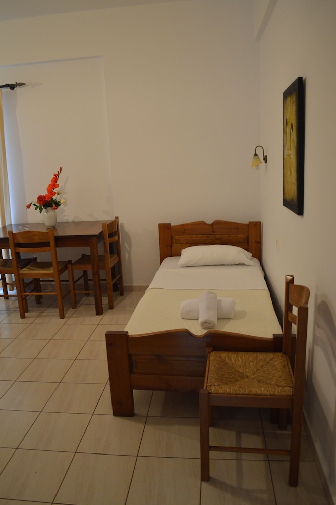 Nikos Apartments — Hotel rooms in Stalida