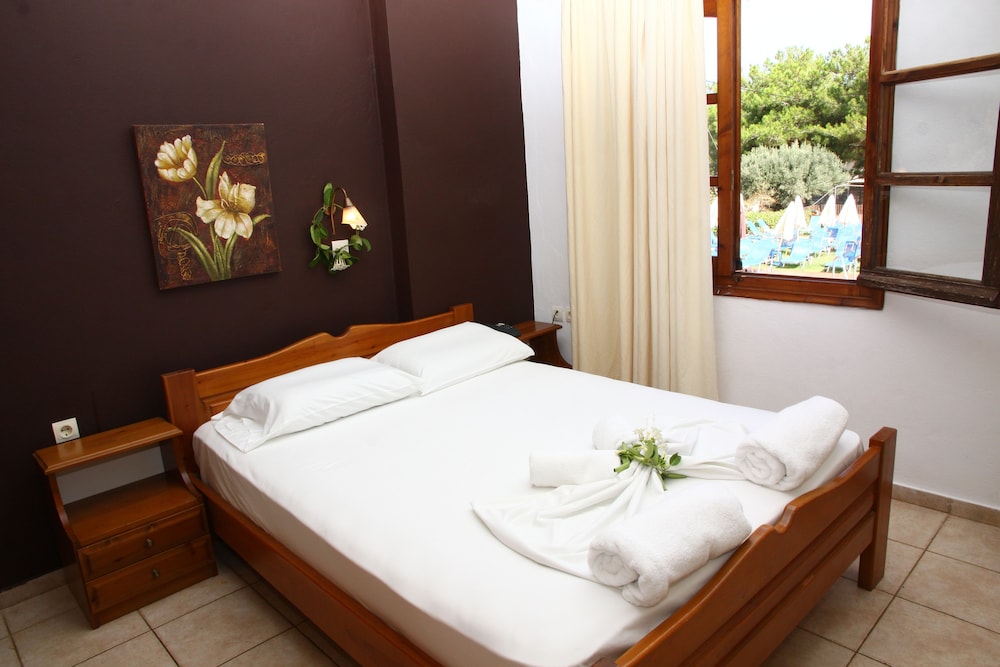 Nikos Apartments — Hotel rooms in Stalida