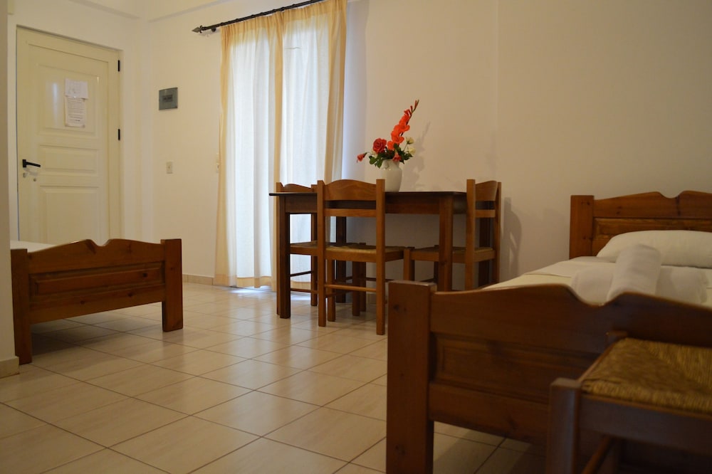 Nikos Apartments — Hotel rooms in Stalida