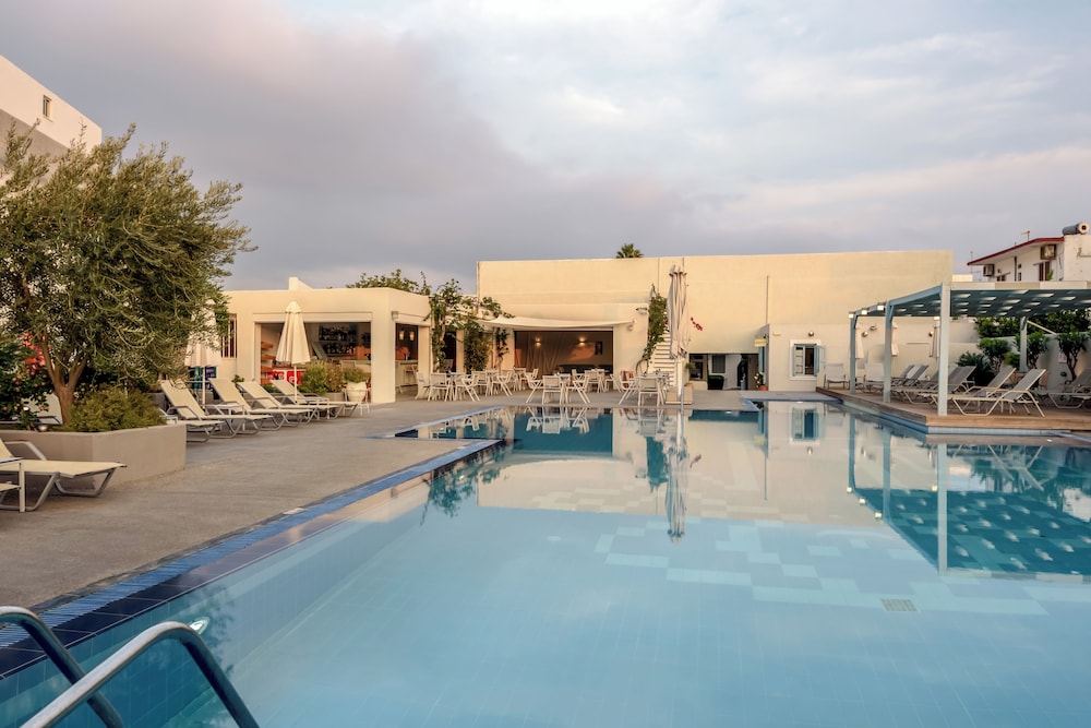 Nissia Kamares Hotel Apartments — Swimming pool in Kardamena, South Aegean