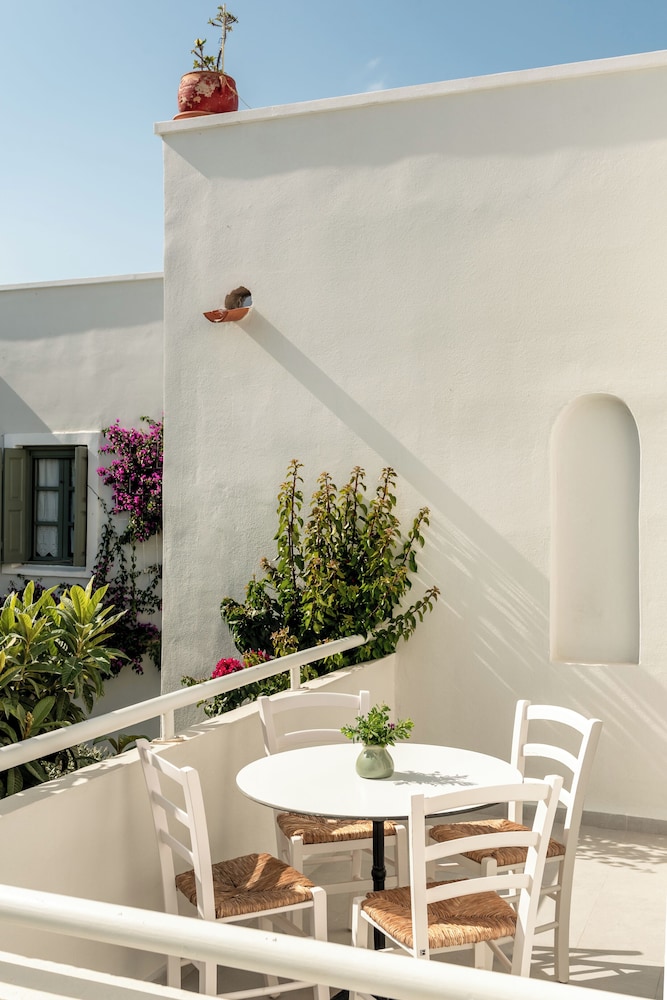 Nissia Kamares Hotel Apartments — Hotel building in Kardamena, South Aegean
