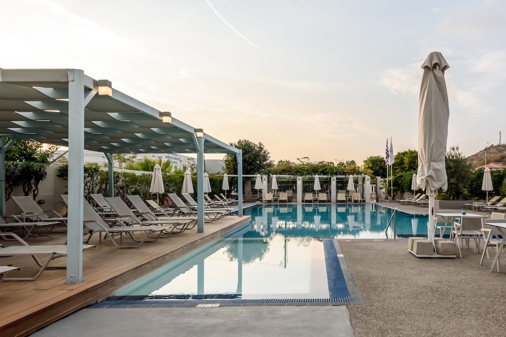Nissia Kamares Hotel Apartments — Swimming pool in Kardamena, South Aegean