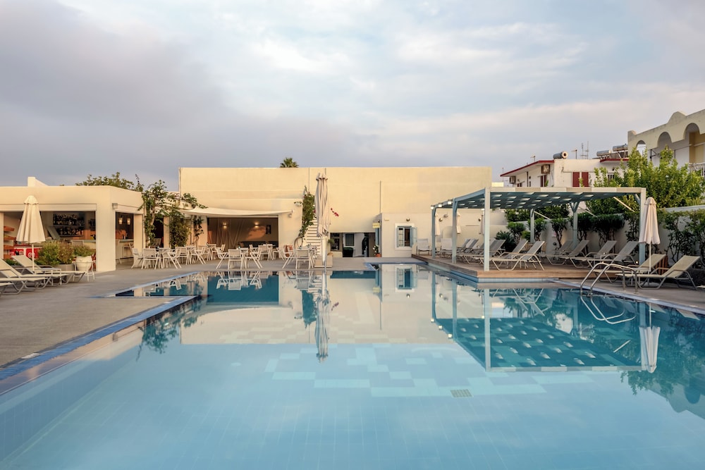 Nissia Kamares Hotel Apartments — Swimming pool in Kardamena, South Aegean
