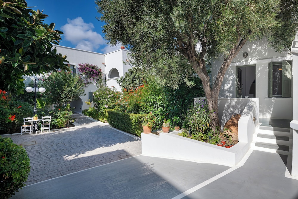 Nissia Kamares Hotel Apartments — Hotel building in Kardamena, South Aegean