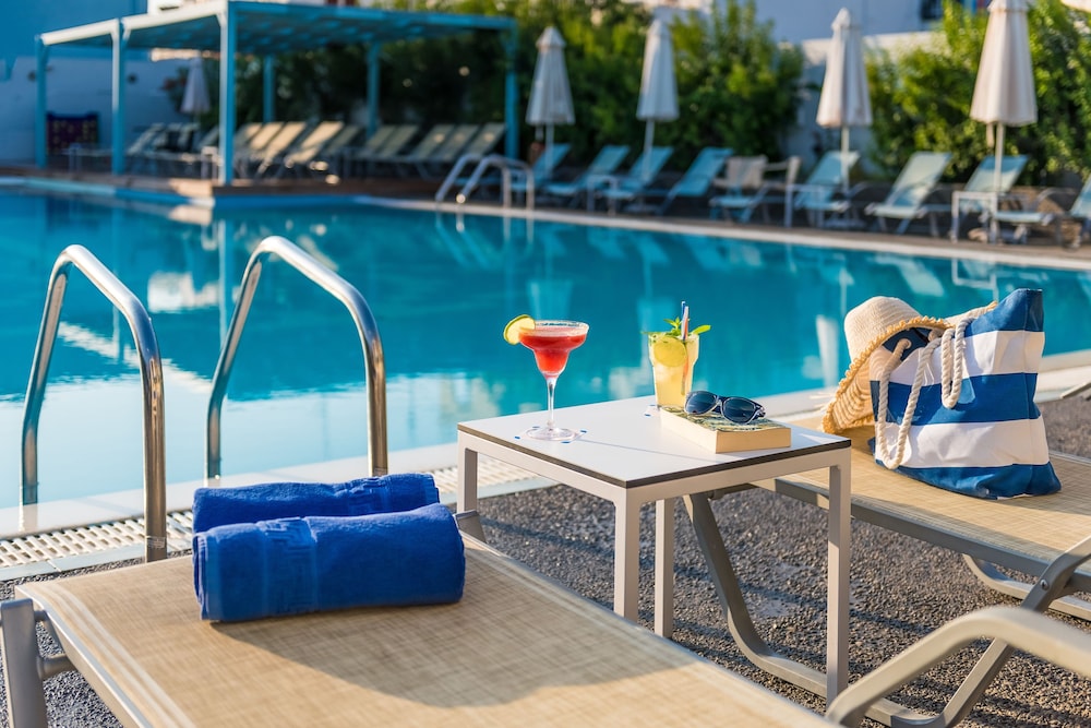 Nissia Kamares Hotel Apartments — Swimming pool in Kardamena, South Aegean