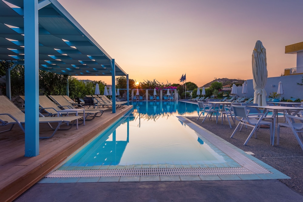 Nissia Kamares Hotel Apartments — Swimming pool in Kardamena, South Aegean