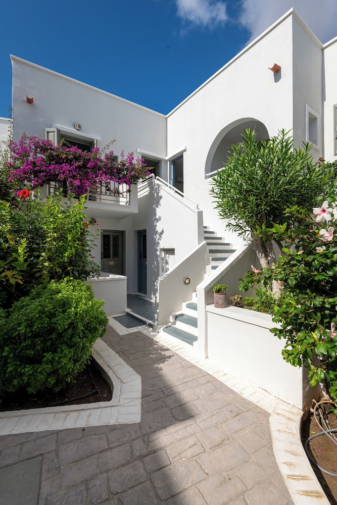 Nissia Kamares Hotel Apartments — Hotel building in Kardamena, South Aegean