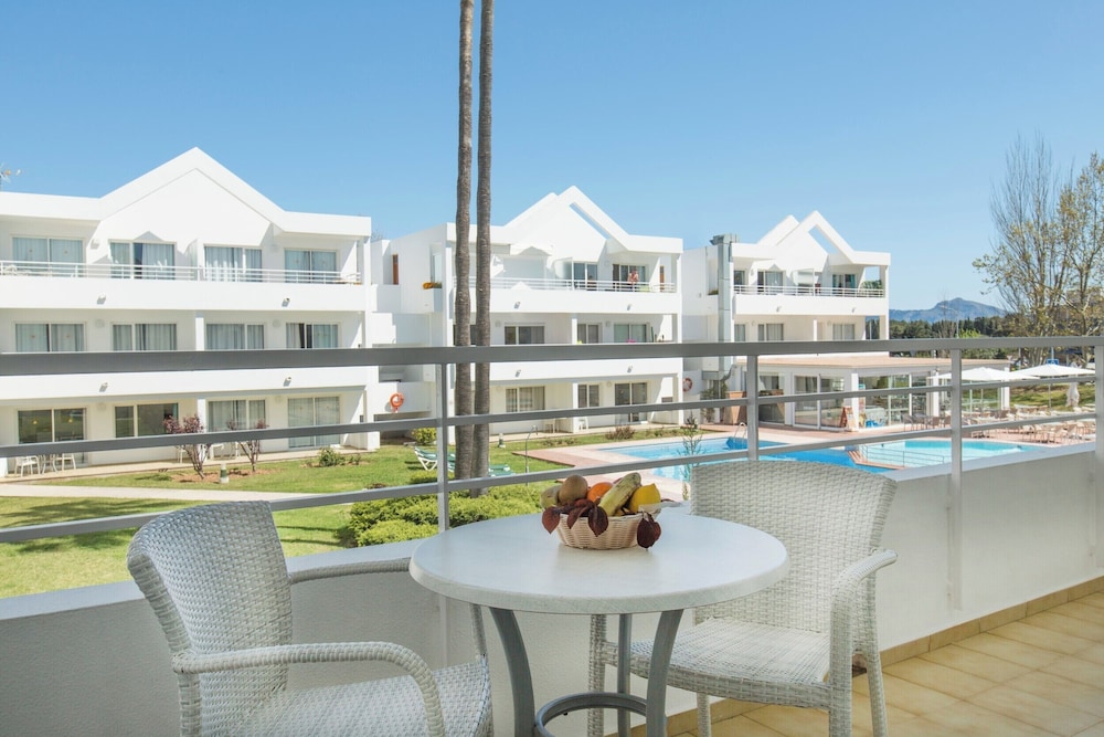 Apartamentos Habitat — Hotel building in Puerto Pollensa, Balearic Islands