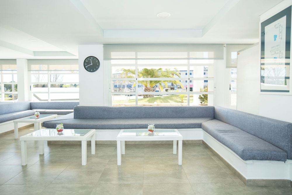 Apartamentos Habitat — Hotel building in Puerto Pollensa, Balearic Islands
