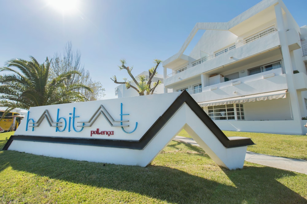 Apartamentos Habitat — Hotel building in Puerto Pollensa, Balearic Islands