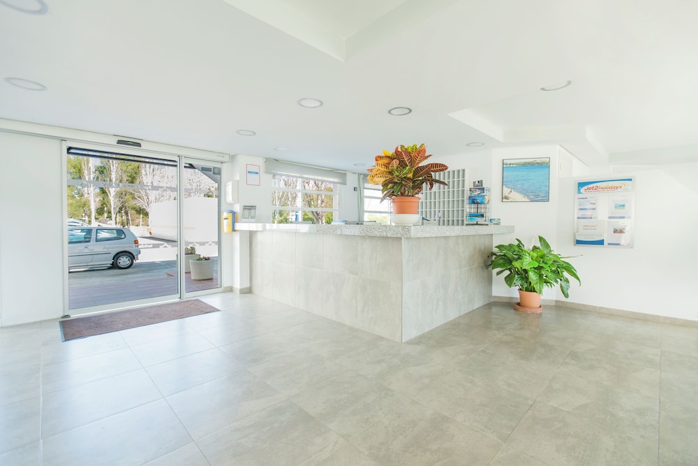 Apartamentos Habitat — Hotel building in Puerto Pollensa, Balearic Islands