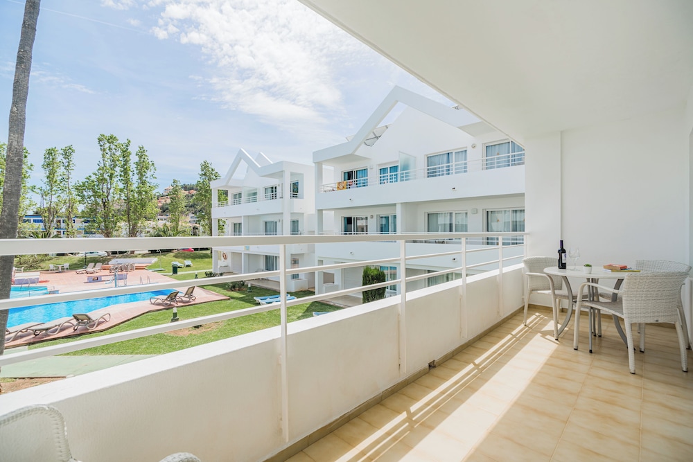 Apartamentos Habitat — Hotel building in Puerto Pollensa, Balearic Islands