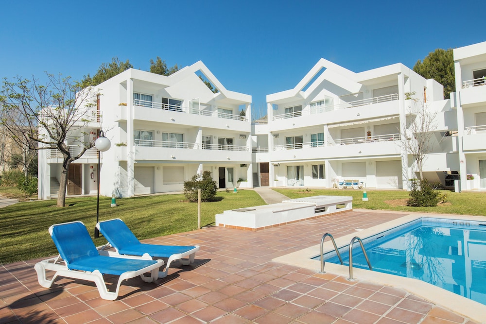 Apartamentos Habitat — Hotel building in Puerto Pollensa, Balearic Islands