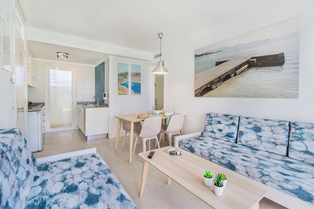 Apartamentos Habitat — Hotel rooms in Puerto Pollensa, Balearic Islands
