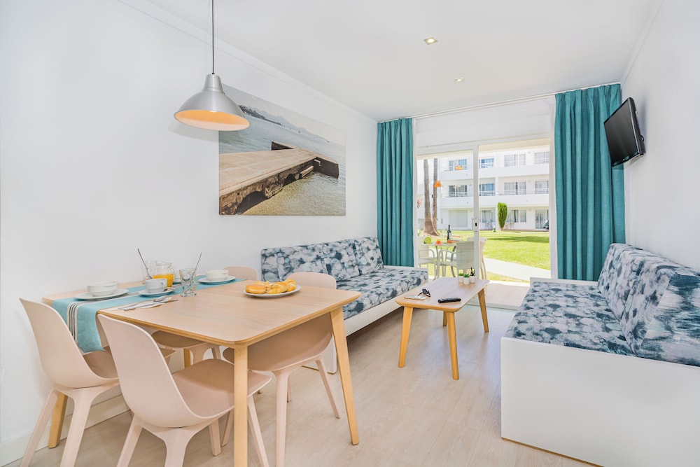 Apartamentos Habitat — Hotel rooms in Puerto Pollensa, Balearic Islands