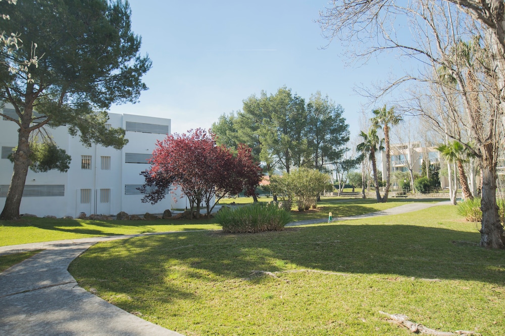 Apartamentos Habitat — Hotel building in Puerto Pollensa, Balearic Islands