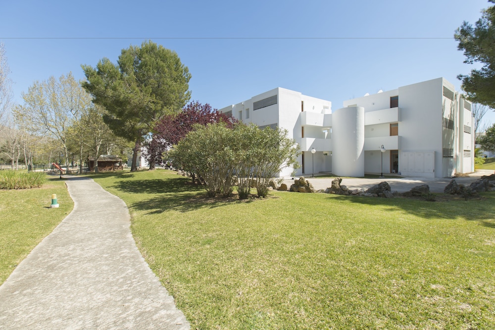 Apartamentos Habitat — Hotel building in Puerto Pollensa, Balearic Islands