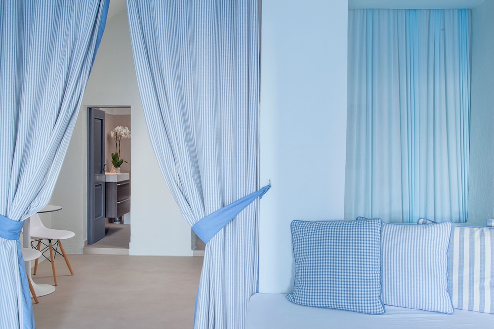 On The Rocks Hotel — Hotel rooms in Imerovigli, South Aegean