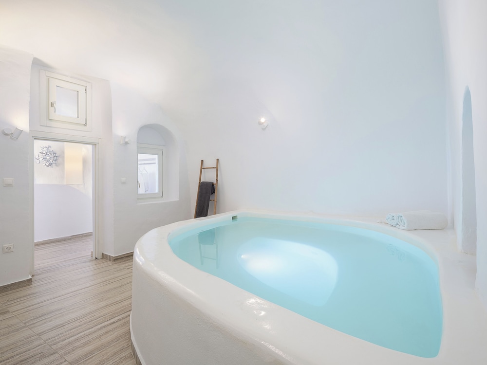 On The Rocks Hotel — Spa in Imerovigli, South Aegean