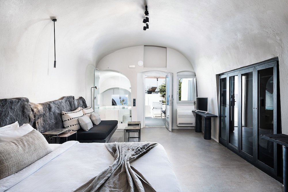 On The Rocks Hotel — Hotel rooms in Imerovigli, South Aegean