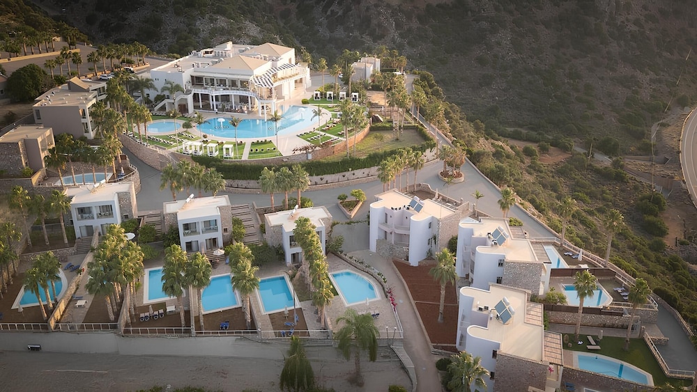 The Noverian Scenic Crete 5 Star Hilltop Villa Resort & Spa — Swimming pool in Malia