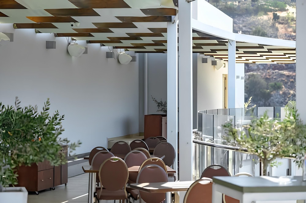 The Noverian Scenic Crete 5 Star Hilltop Villa Resort & Spa — Restaurant & bars in Malia