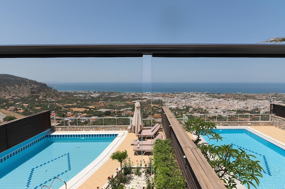 The Noverian Scenic Crete 5 Star Hilltop Villa Resort & Spa — Swimming pool in Malia
