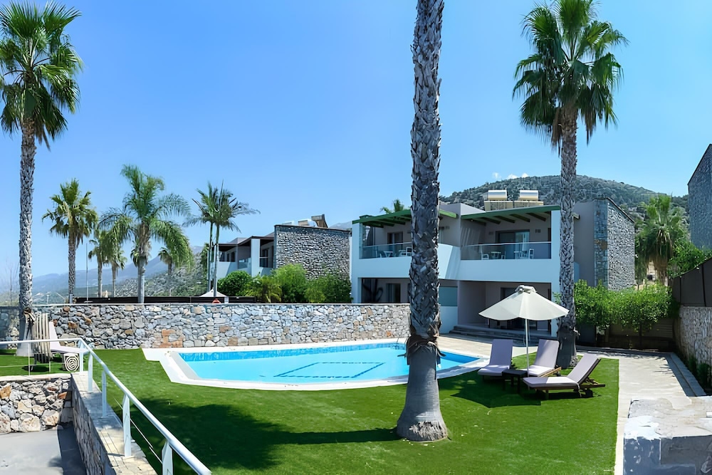 The Noverian Scenic Crete 5 Star Hilltop Villa Resort & Spa — Swimming pool in Malia