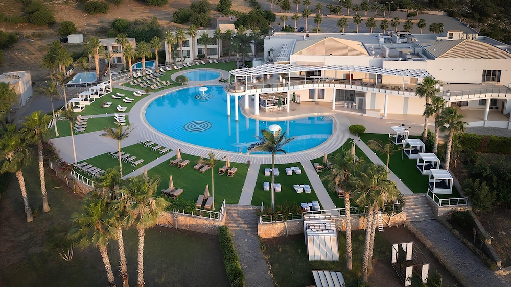 The Noverian Scenic Crete 5 Star Hilltop Villa Resort & Spa — Swimming pool in Malia