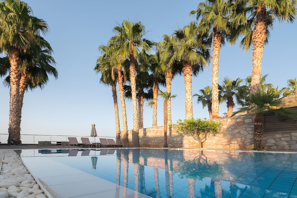 The Noverian Scenic Crete 5 Star Hilltop Villa Resort & Spa — Swimming pool in Malia