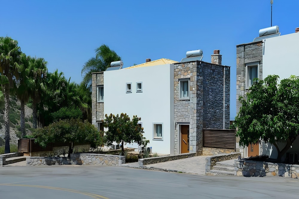 The Noverian Scenic Crete 5 Star Hilltop Villa Resort & Spa — Hotel building in Malia