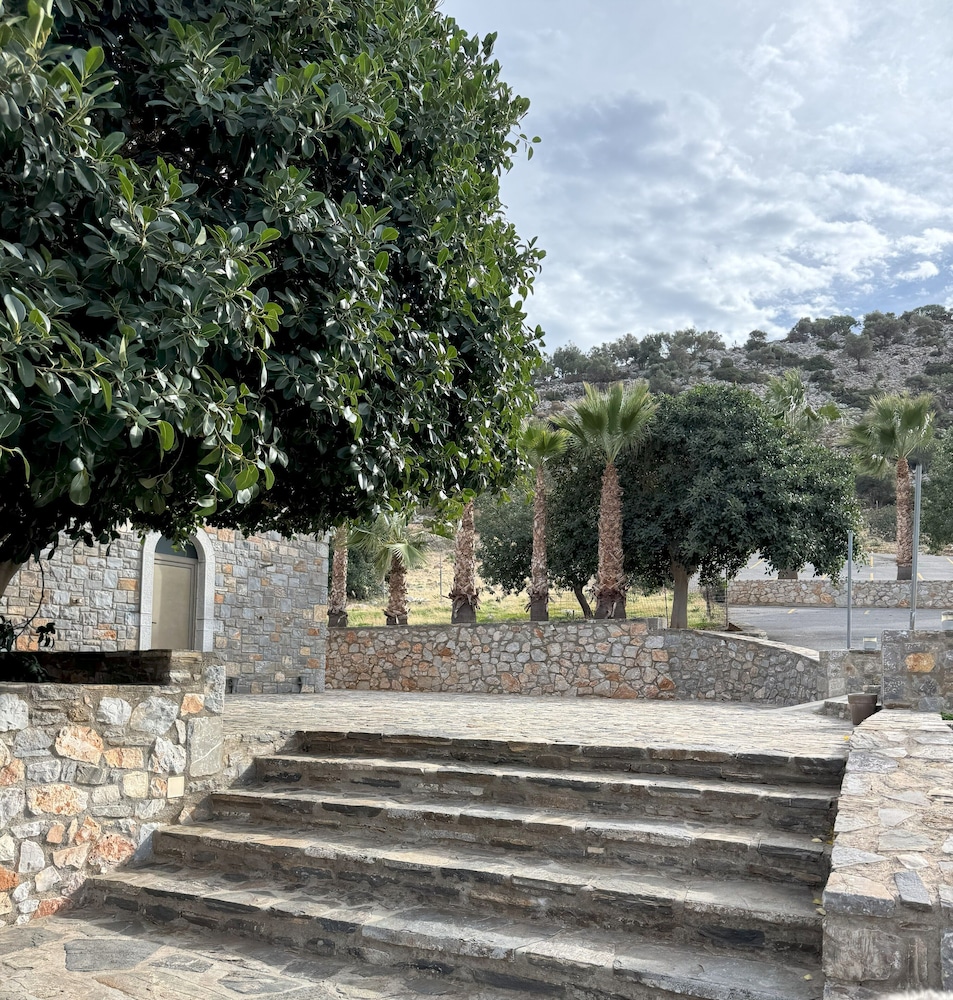 The Noverian Scenic Crete 5 Star Hilltop Villa Resort & Spa — Hotel building in Malia