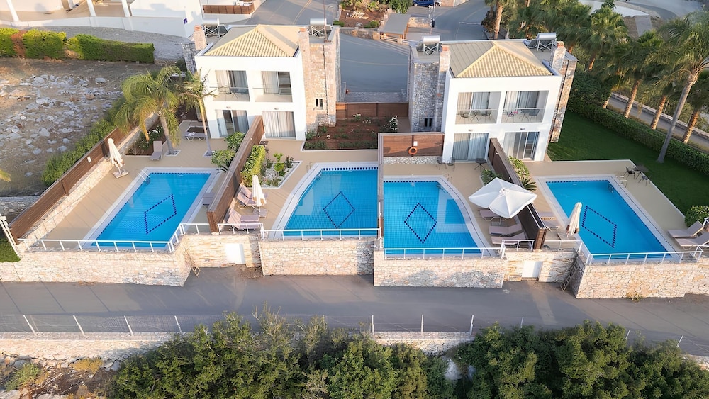 The Noverian Scenic Crete 5 Star Hilltop Villa Resort & Spa — Swimming pool in Malia