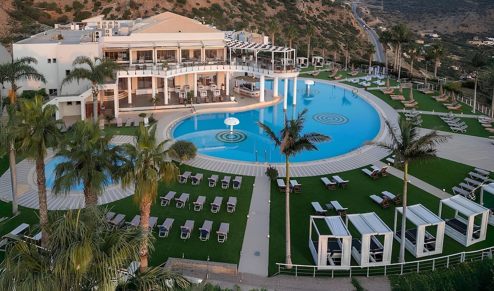 The Noverian Scenic Crete 5 Star Hilltop Villa Resort & Spa — Swimming pool in Malia