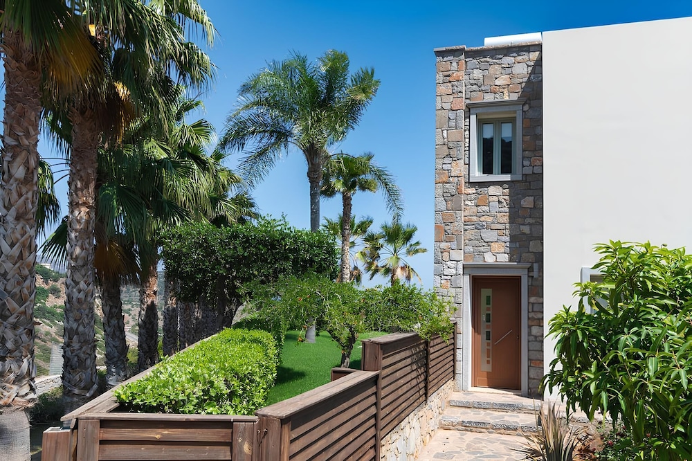 The Noverian Scenic Crete 5 Star Hilltop Villa Resort & Spa — Hotel building in Malia