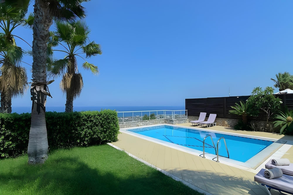 The Noverian Scenic Crete 5 Star Hilltop Villa Resort & Spa — Swimming pool in Malia