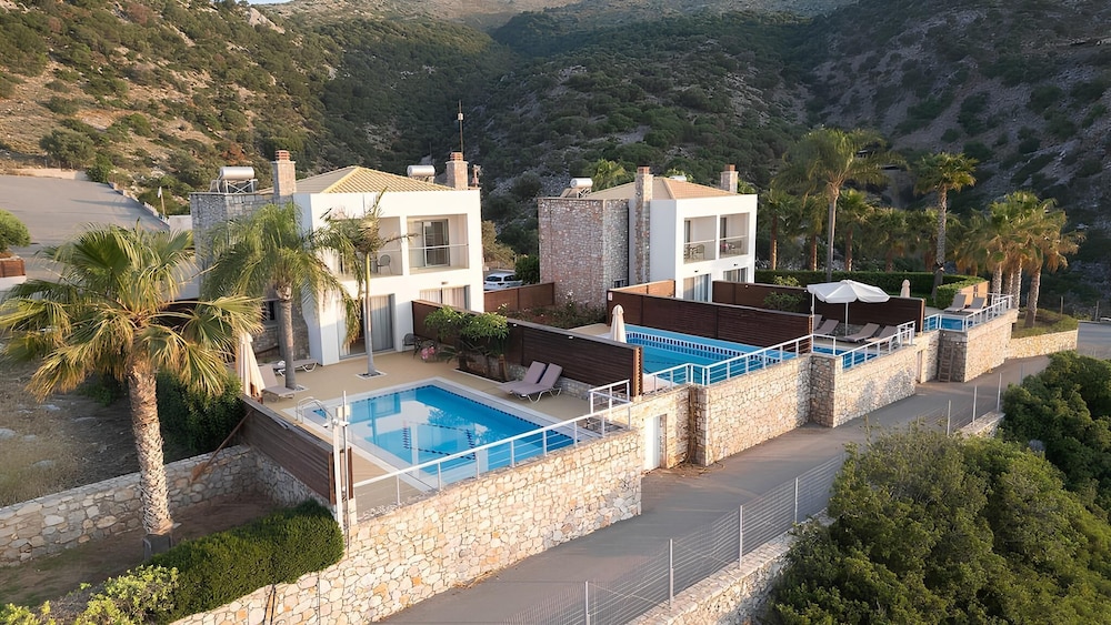 The Noverian Scenic Crete 5 Star Hilltop Villa Resort & Spa — Swimming pool in Malia