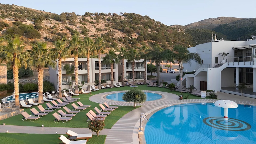 The Noverian Scenic Crete 5 Star Hilltop Villa Resort & Spa — Swimming pool in Malia