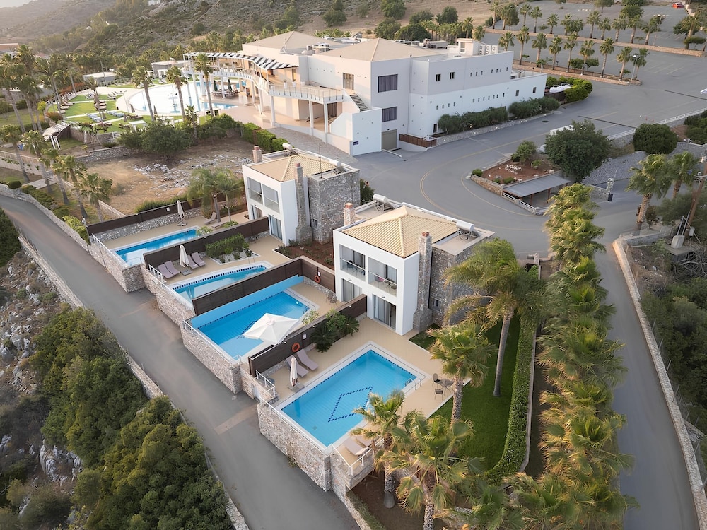 The Noverian Scenic Crete 5 Star Hilltop Villa Resort & Spa — Swimming pool in Malia