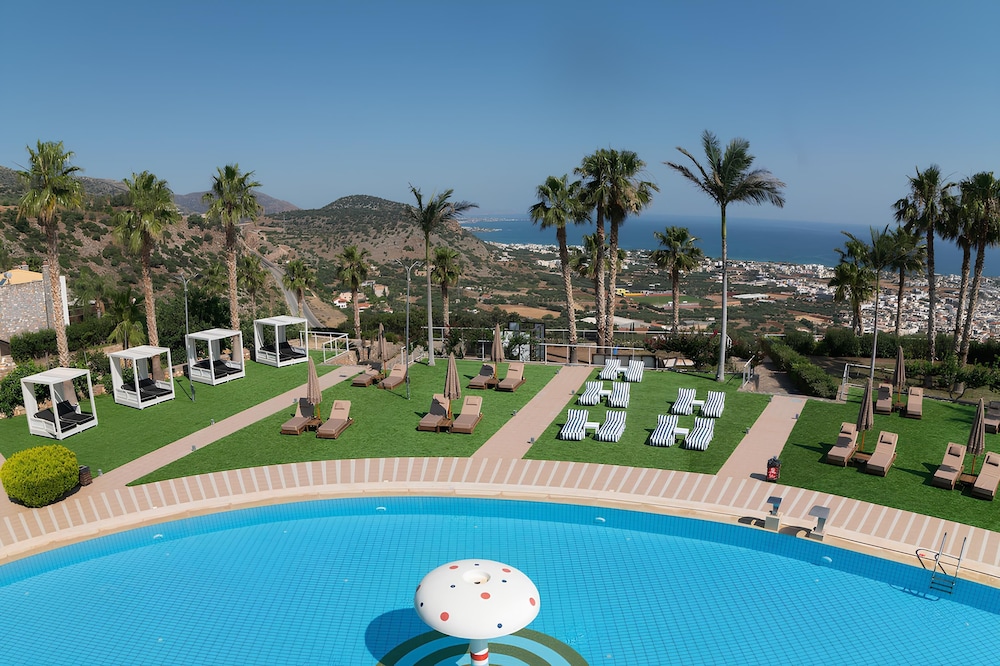The Noverian Scenic Crete 5 Star Hilltop Villa Resort & Spa — Swimming pool in Malia