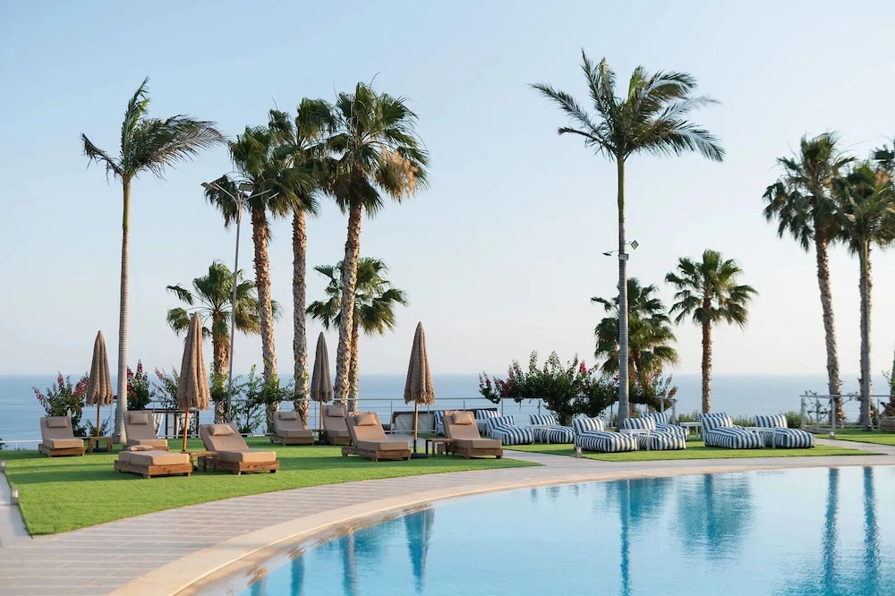 The Noverian Scenic Crete 5 Star Hilltop Villa Resort & Spa — Swimming pool in Malia