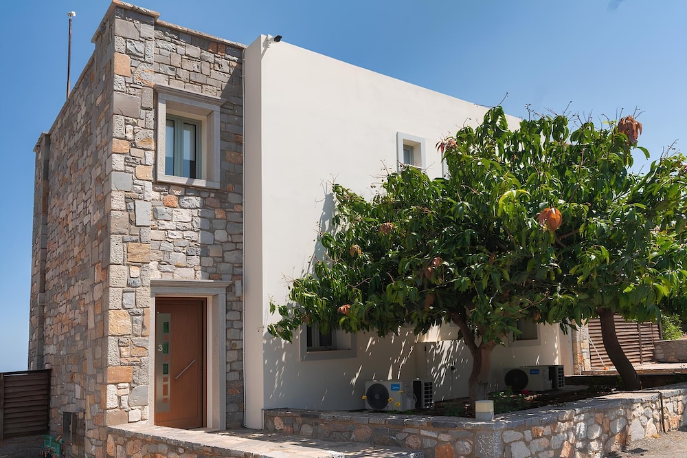 The Noverian Scenic Crete 5 Star Hilltop Villa Resort & Spa — Hotel building in Malia