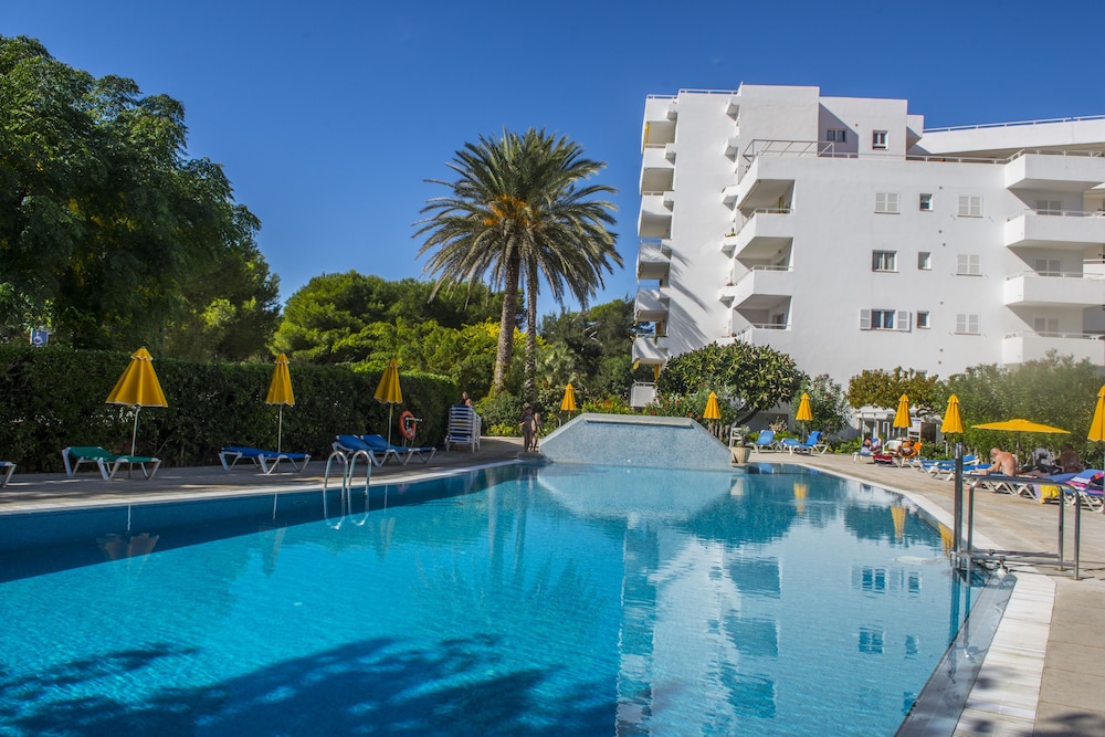 Hamilton Court  Apartamentos — Swimming pool in Santo Tomas, Balearic Islands
