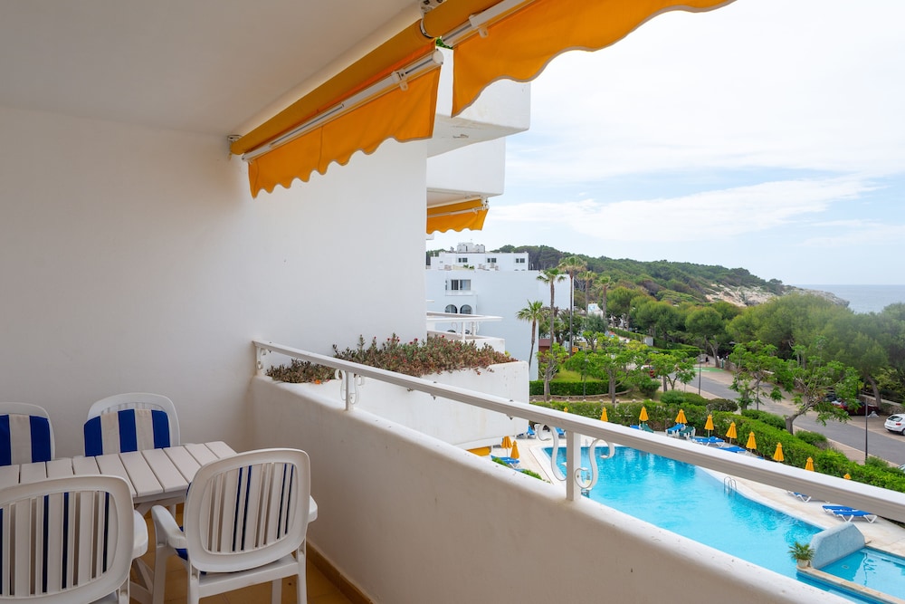 Hamilton Court  Apartamentos — Swimming pool in Santo Tomas, Balearic Islands