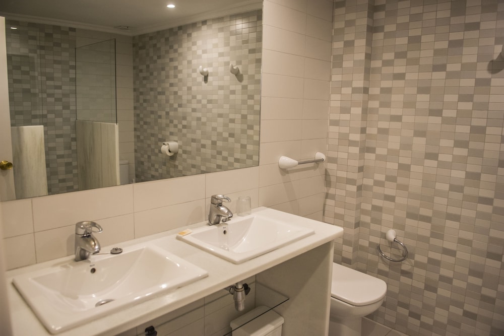 Hamilton Court  Apartamentos — Hotel rooms in Santo Tomas, Balearic Islands