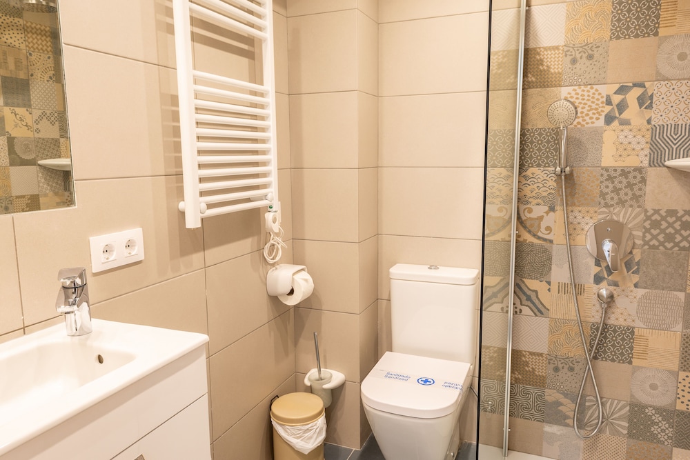 Hamilton Court  Apartamentos — Hotel rooms in Santo Tomas, Balearic Islands