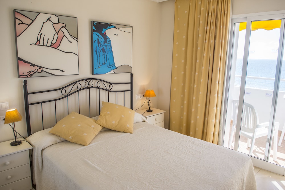 Hamilton Court  Apartamentos — Hotel rooms in Santo Tomas, Balearic Islands
