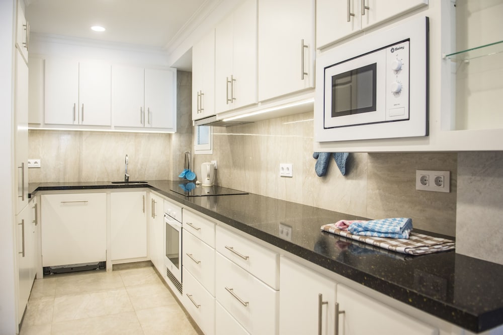 Hamilton Court  Apartamentos — Hotel rooms in Santo Tomas, Balearic Islands