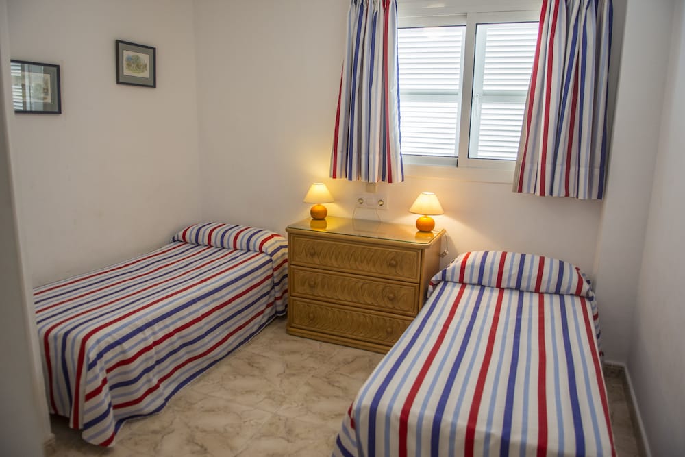 Hamilton Court  Apartamentos — Hotel rooms in Santo Tomas, Balearic Islands
