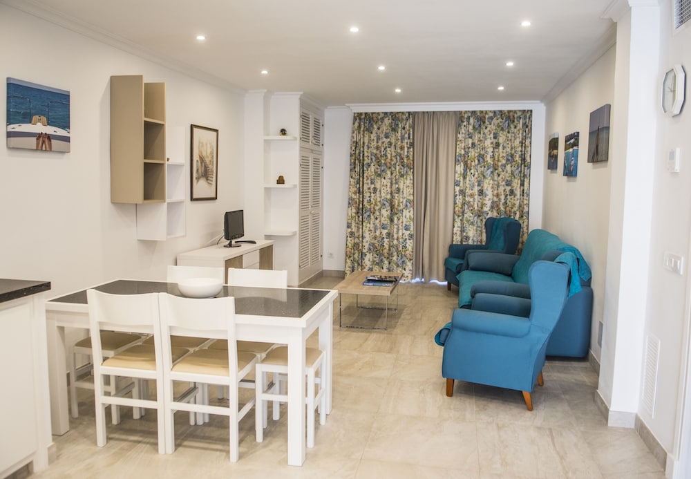Hamilton Court  Apartamentos — Hotel rooms in Santo Tomas, Balearic Islands